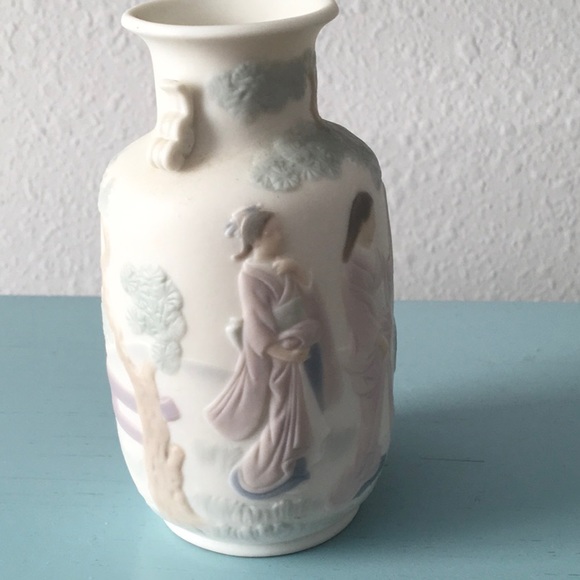 Authentic Retired Lladro Mini Tibor Japonesas Vase in Perfect Condition, 4” tall - Picture 6 of 9